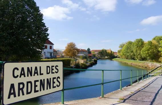 Camping Le Vallage Attigny Exterior foto